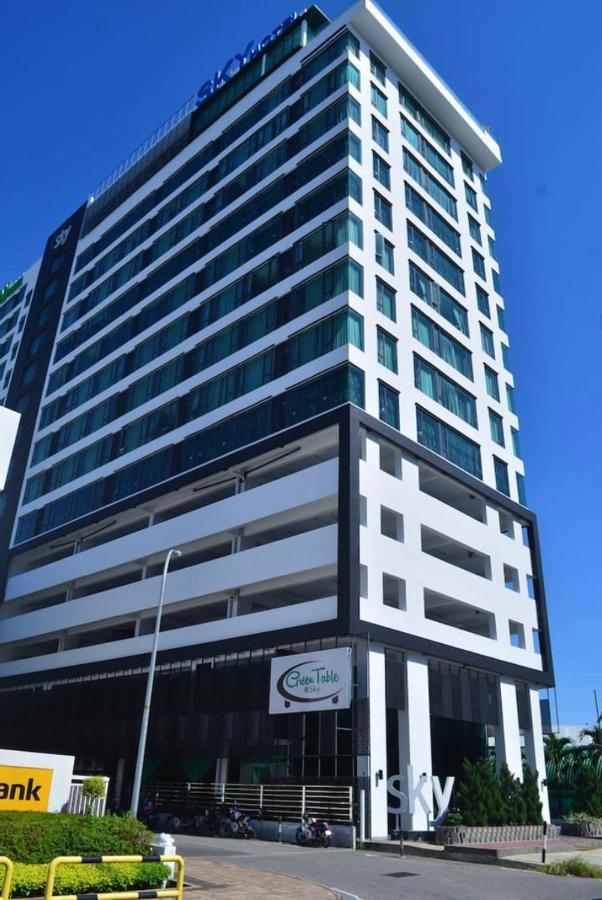Sky Suite Top Floor With Rooftop Pool & Gym Kota Kinabalu Exterior photo